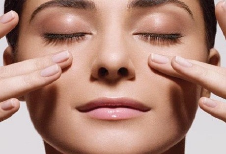 ماساژ صورت در اطراف چشم-min ماساژ صورت در اطراف چشم