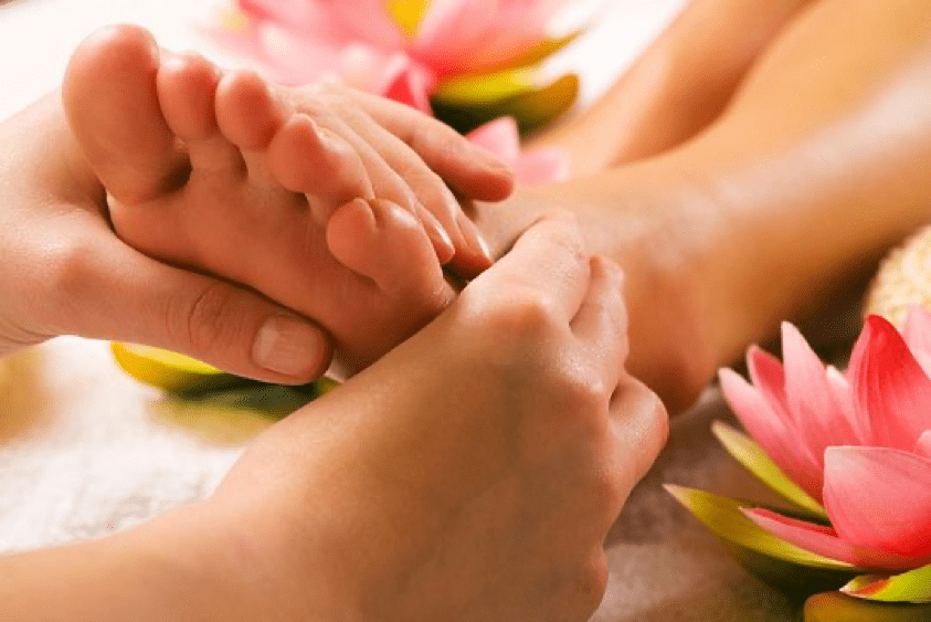 foot-massage2-min خدمات فوت ماساژ در مرکز ماساژ و لاغری رزاندام